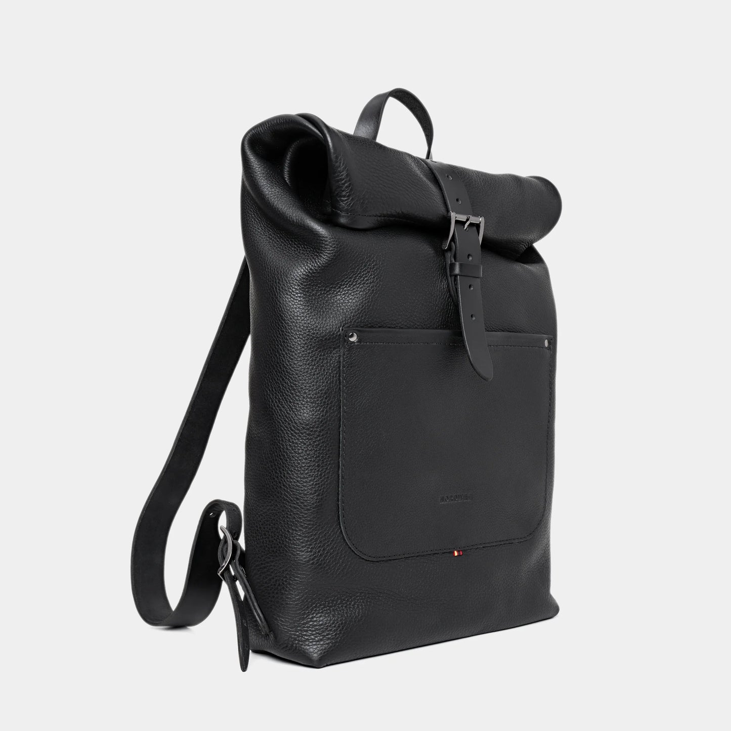 Mochila de couro Legacy Nordweg Coal – vista em ângulo com alças em couro Soleta full grain