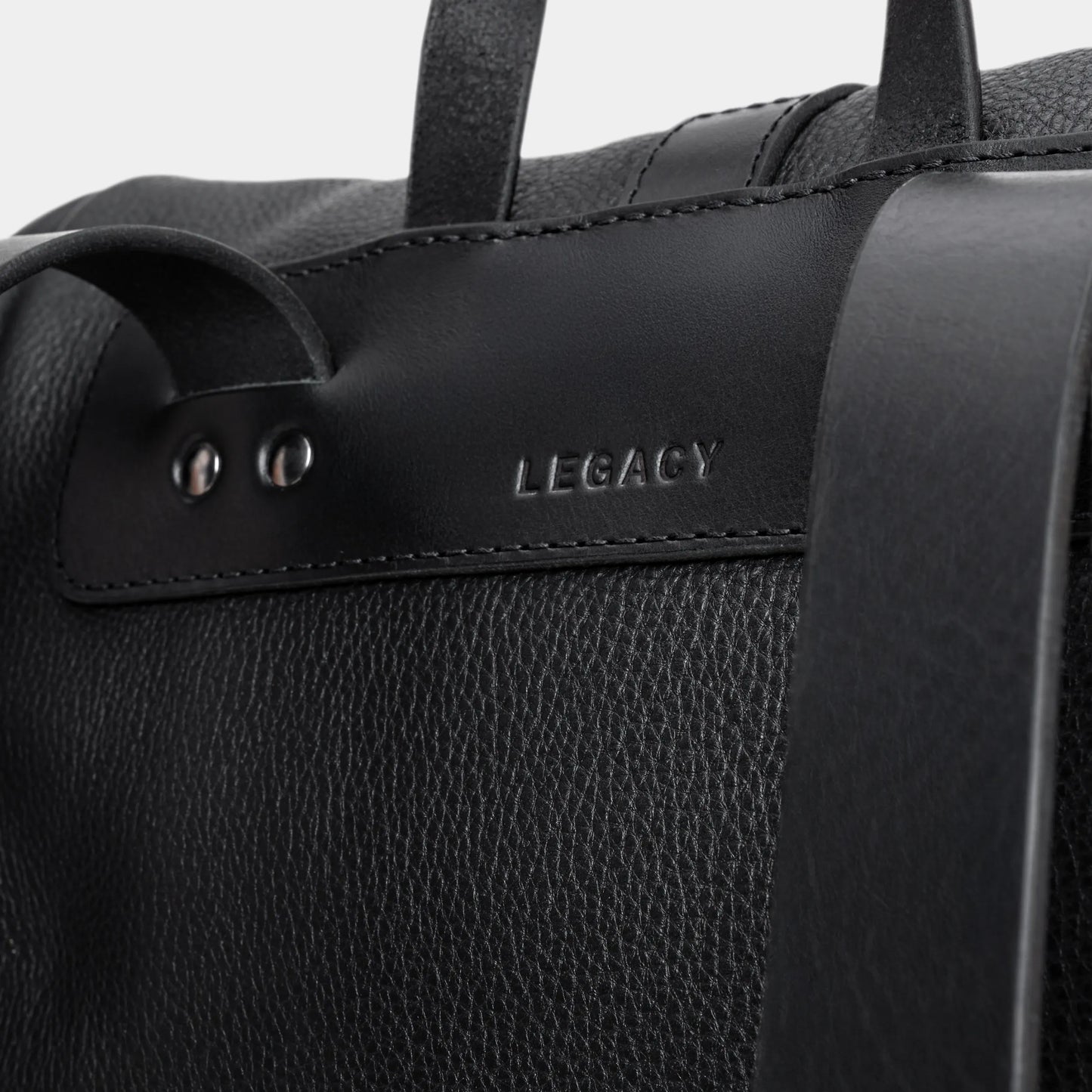 Símbolo Legacy gravado no couro Soleta full grain curtimento vegetal – Mochila Nordweg Coal