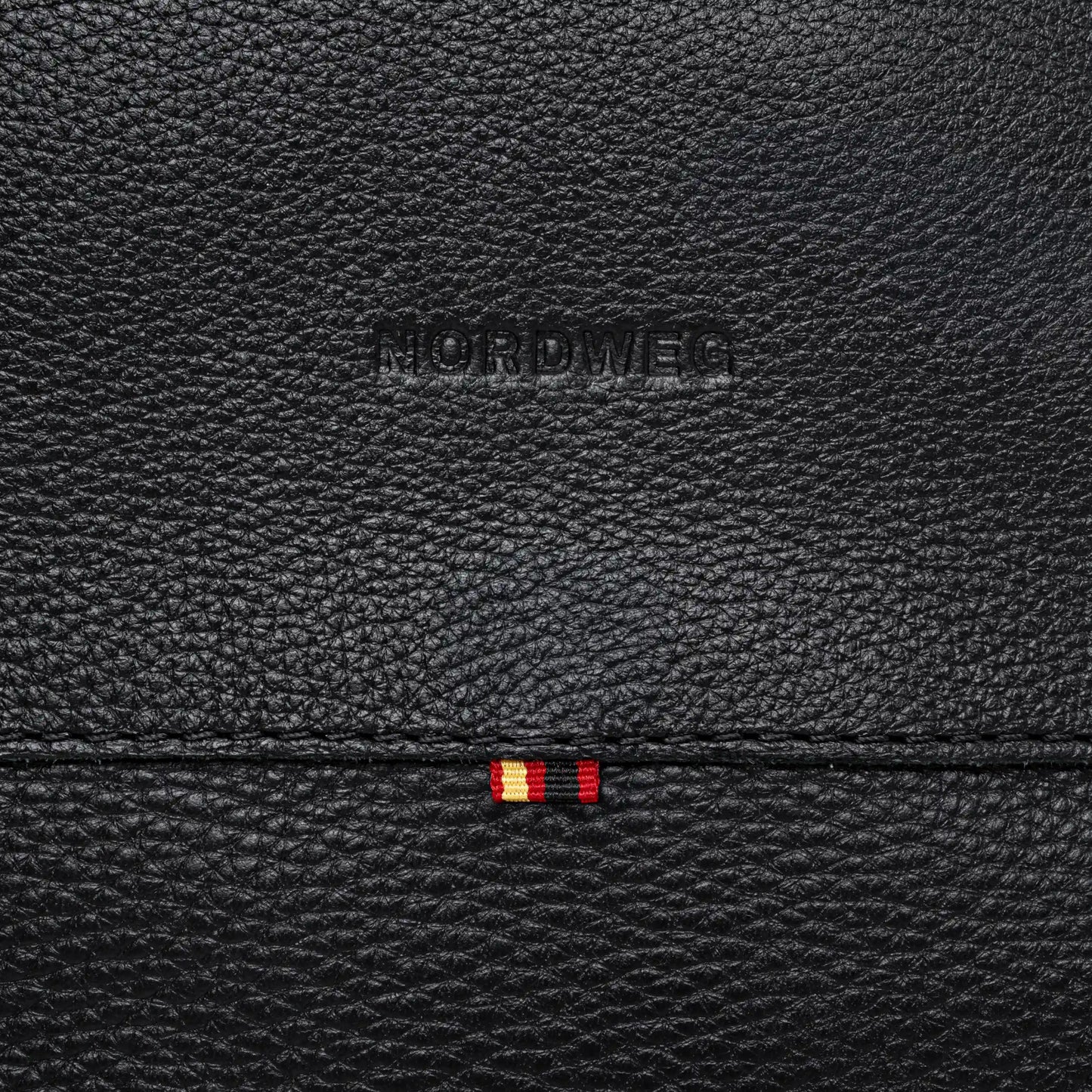 Logo Nordweg em relevo no couro Floater full grain anilina – Mochila Legacy Coal