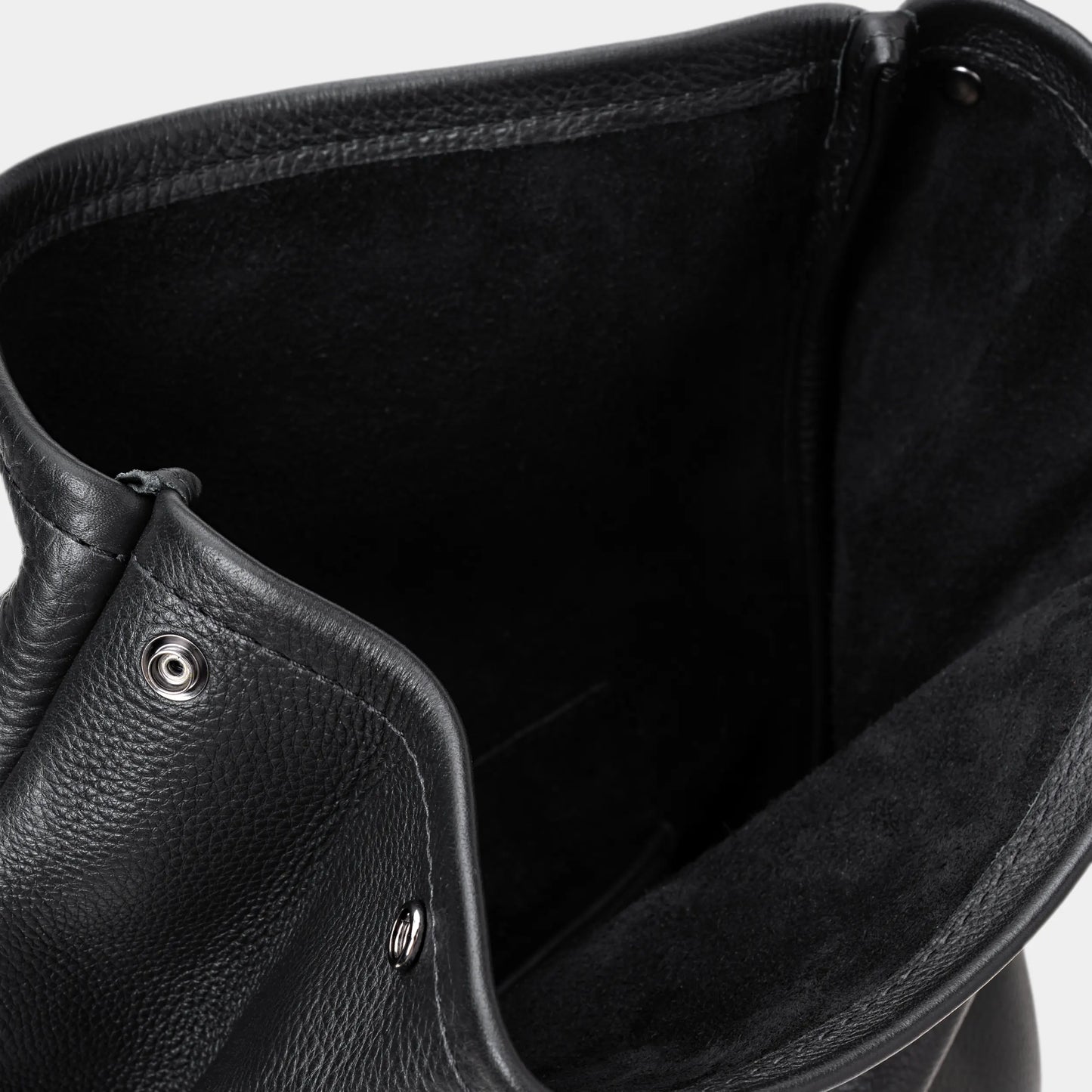 Interior no avesso do couro Floater full grain da Mochila Legacy Nordweg Coal