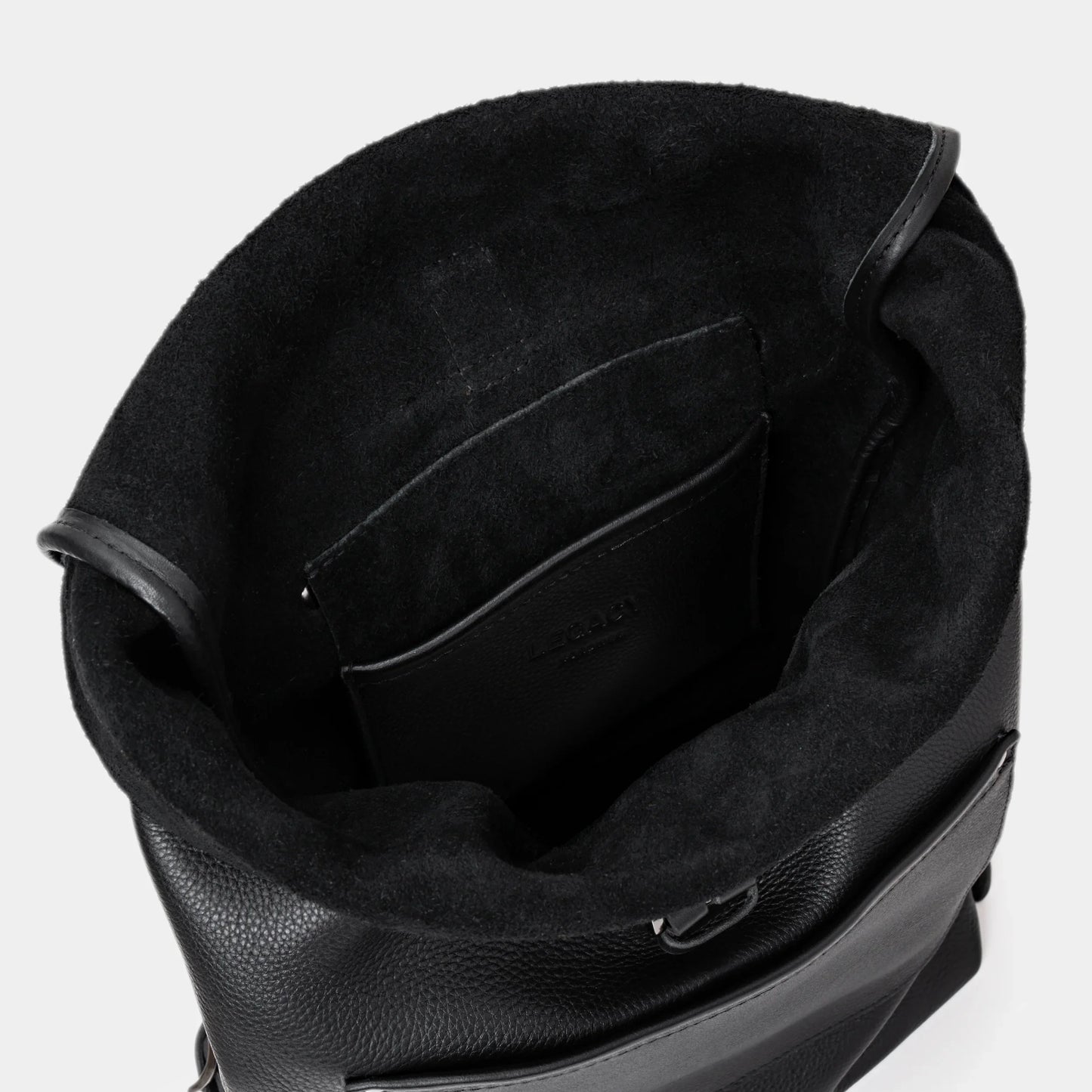 Vista interna da Mochila Legacy Nordweg Coal com bolso em couro e forro no avesso do próprio couro