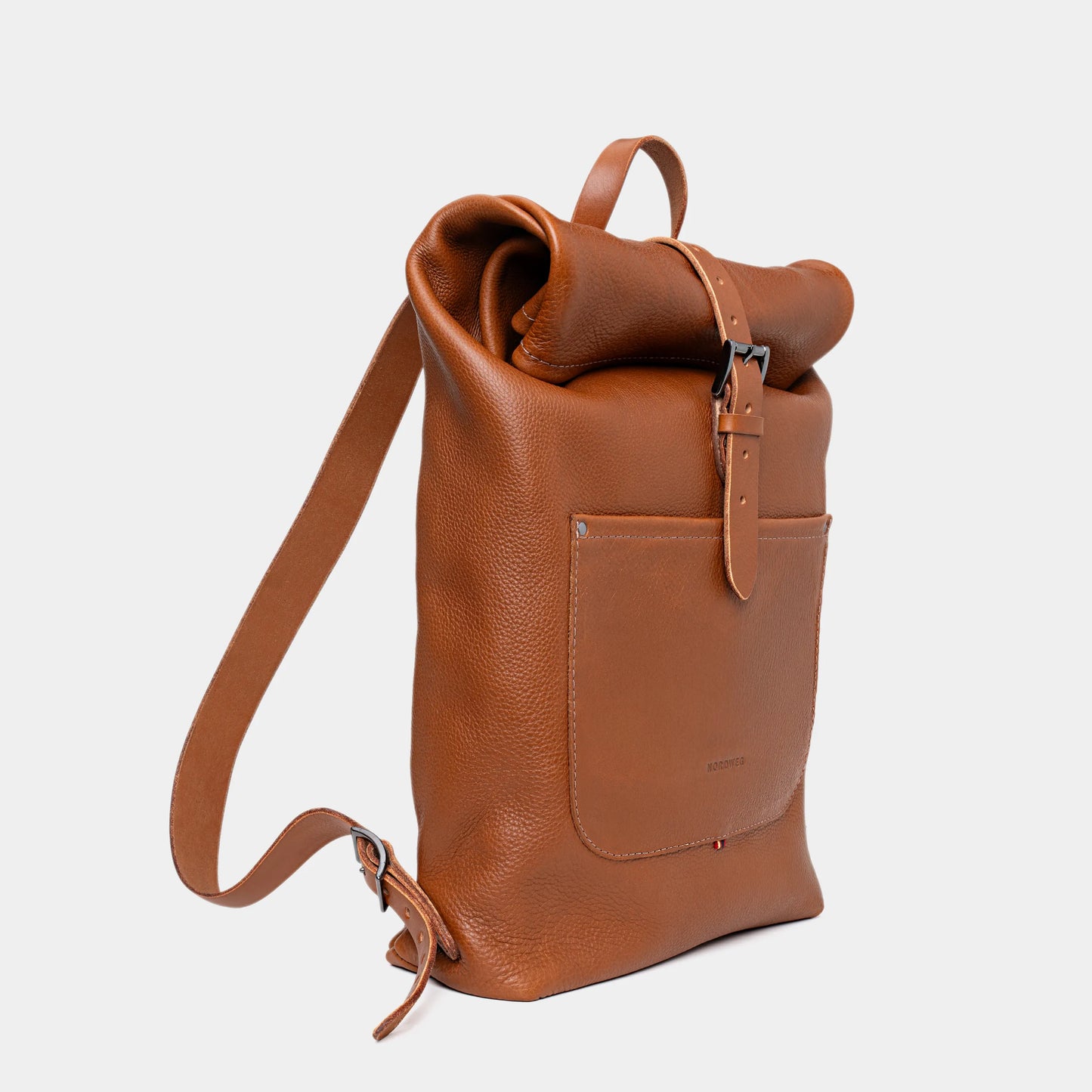 Mochila de couro Legacy Nordweg Cognac – vista em ângulo com alças em couro Soleta full grain