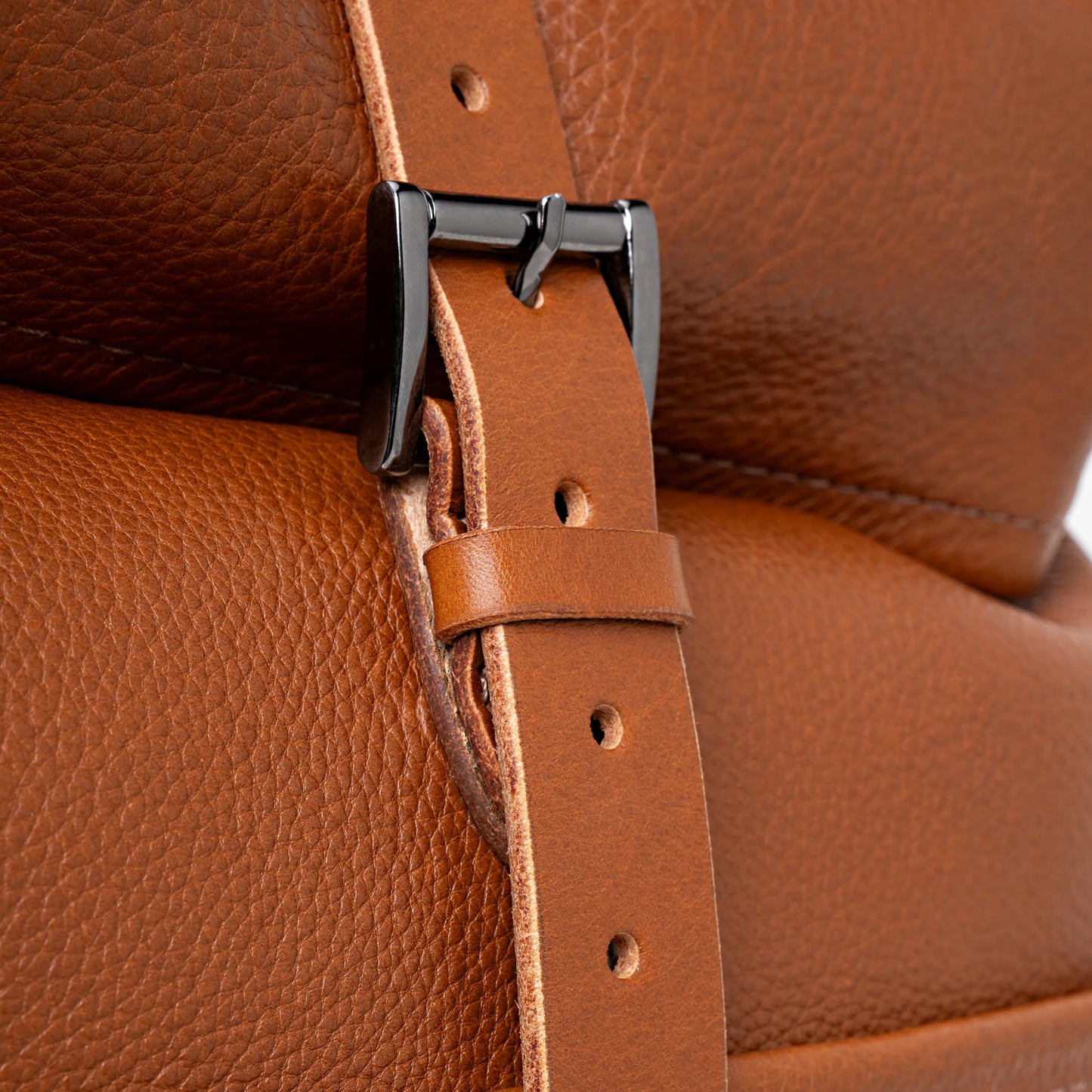 Fivela do roll-top em metal maciço e alça em couro Soleta full grain curtimento vegetal – Mochila Legacy Nordweg Cognac