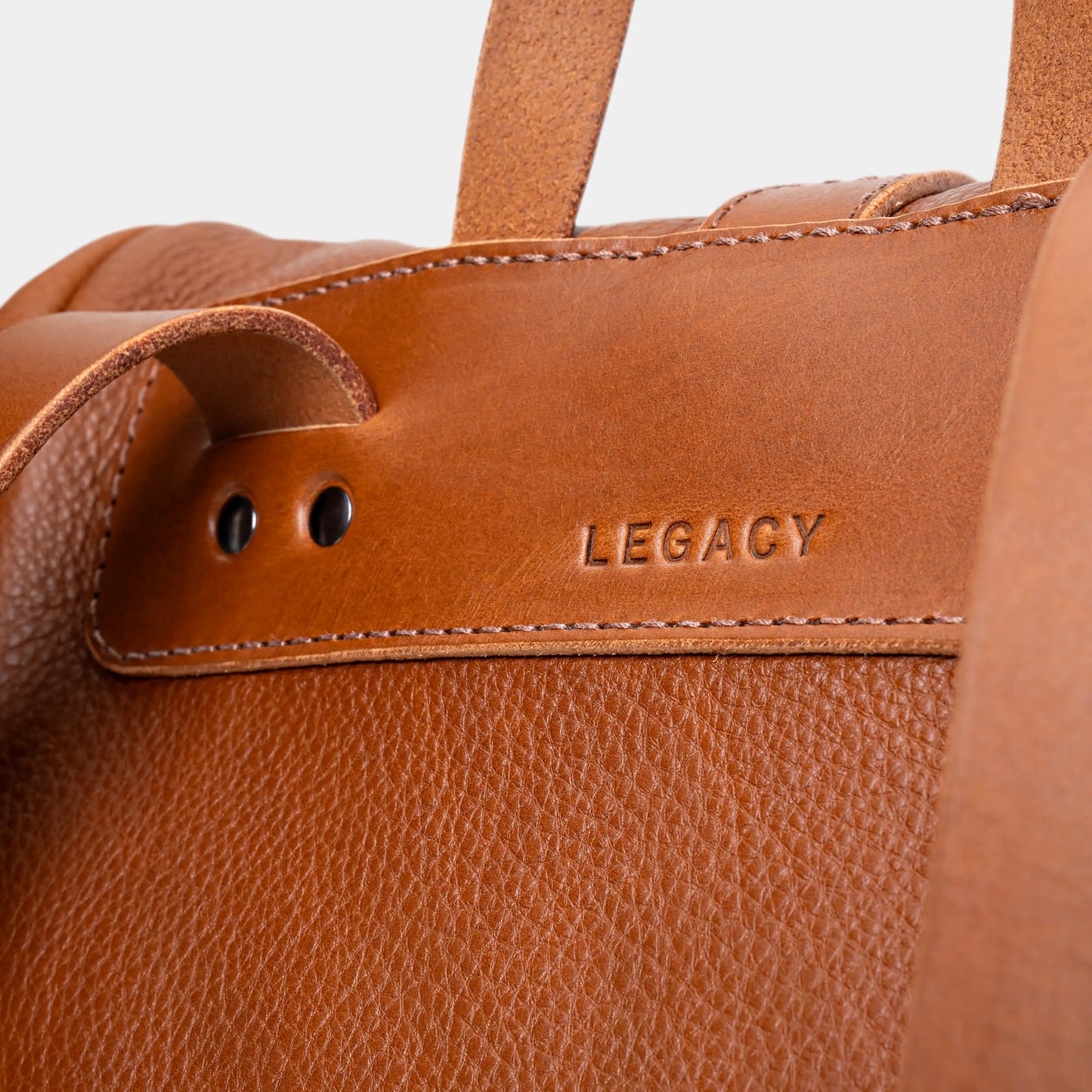 Símbolo Legacy gravado no couro Soleta full grain curtimento vegetal – Mochila Nordweg Cognac