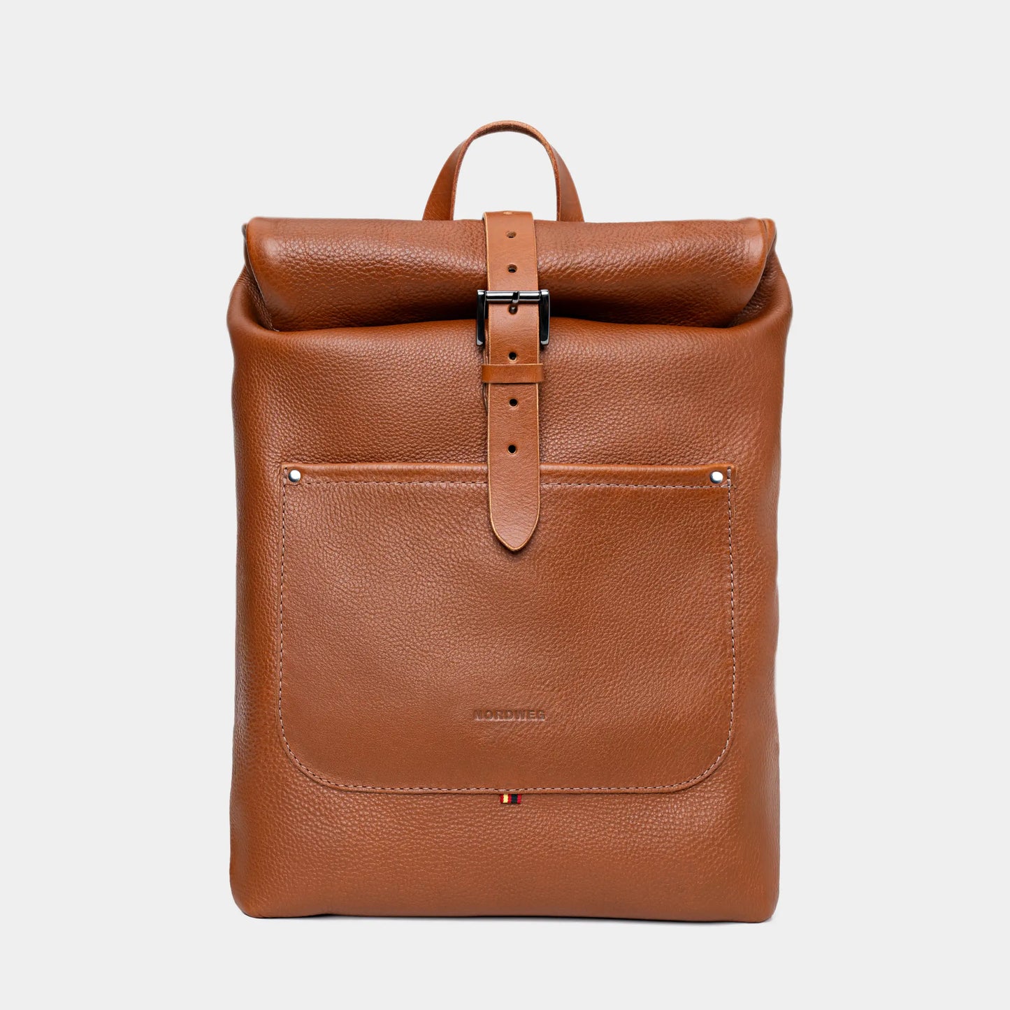 Mochila de couro Legacy Nordweg Cognac – vista frontal com roll-top e fivela em metal