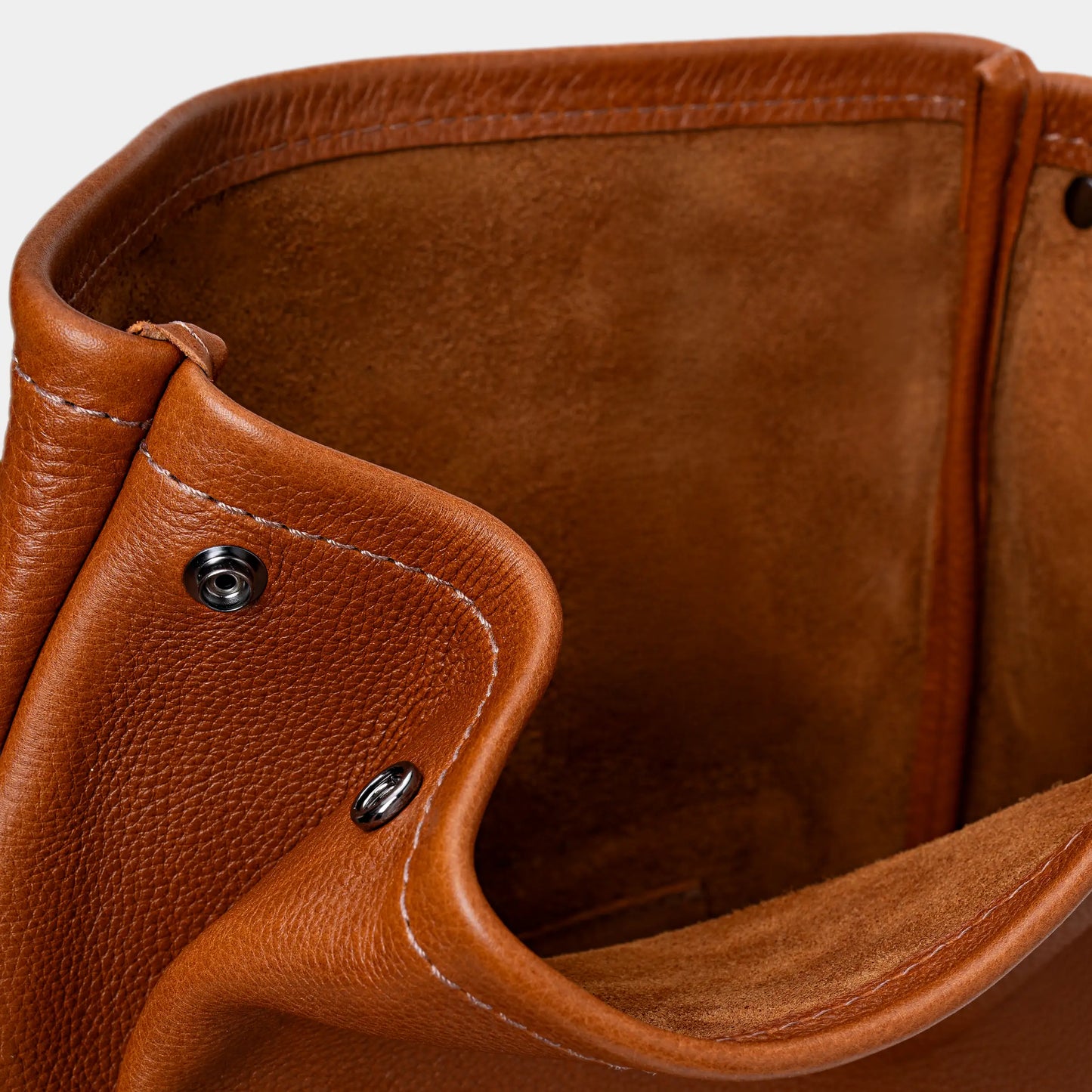 Interior no avesso do couro Floater full grain da Mochila Legacy Nordweg Cognac