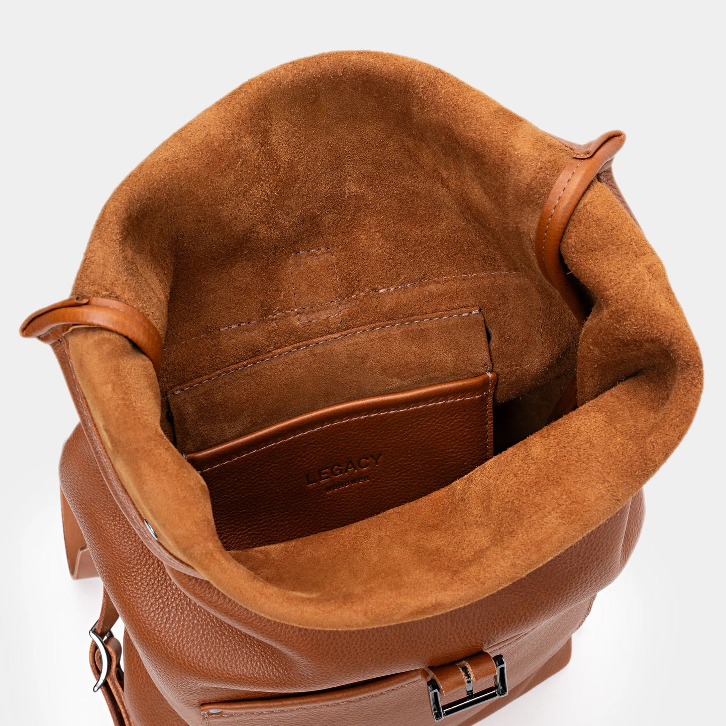 Vista interna da Mochila Legacy Nordweg Cognac com bolso em couro e forro no avesso do próprio couro