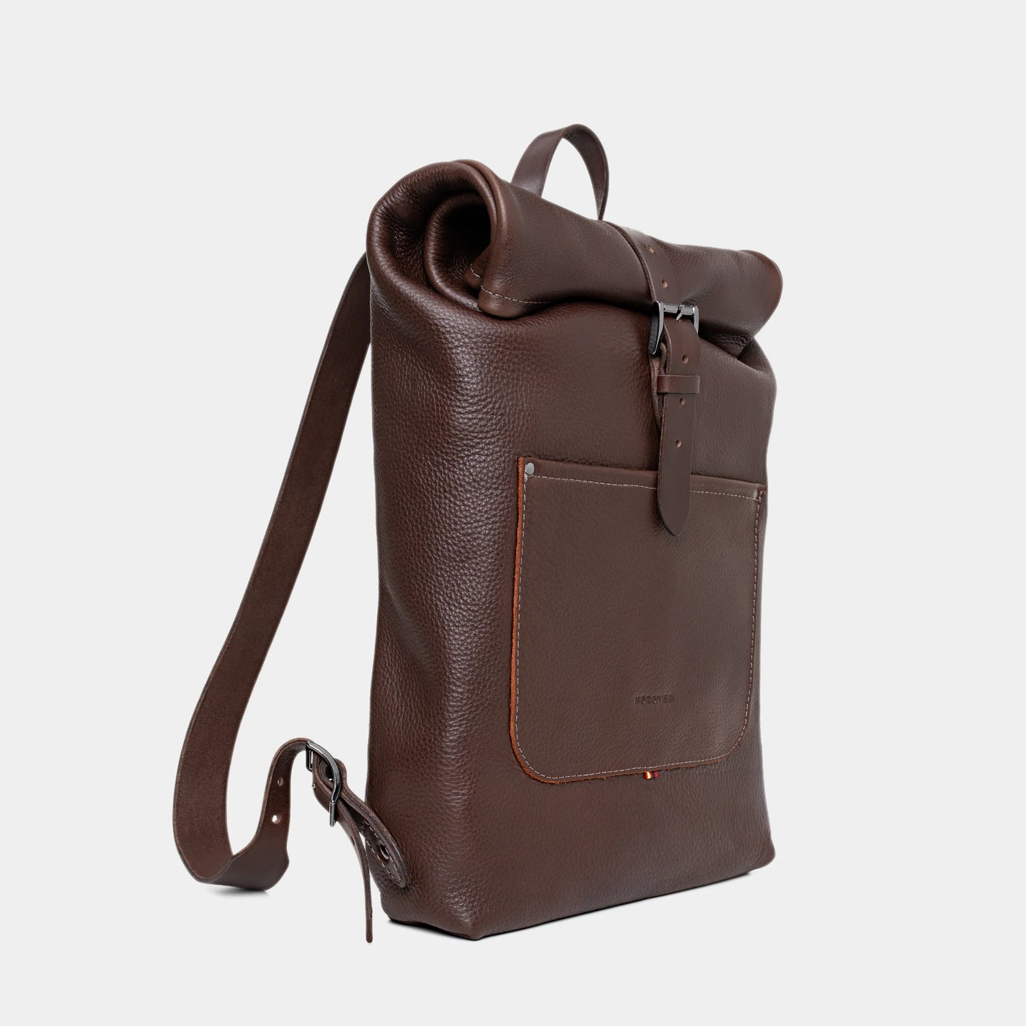 Mochila de couro Legacy Nordweg Espresso – vista em ângulo com alças em couro Soleta full grain