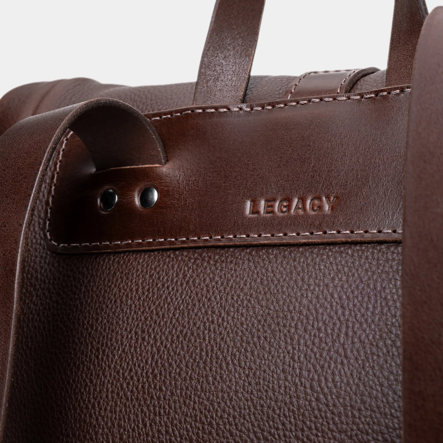 Símbolo Legacy gravado no couro Soleta full grain curtimento vegetal – Mochila Nordweg Espresso