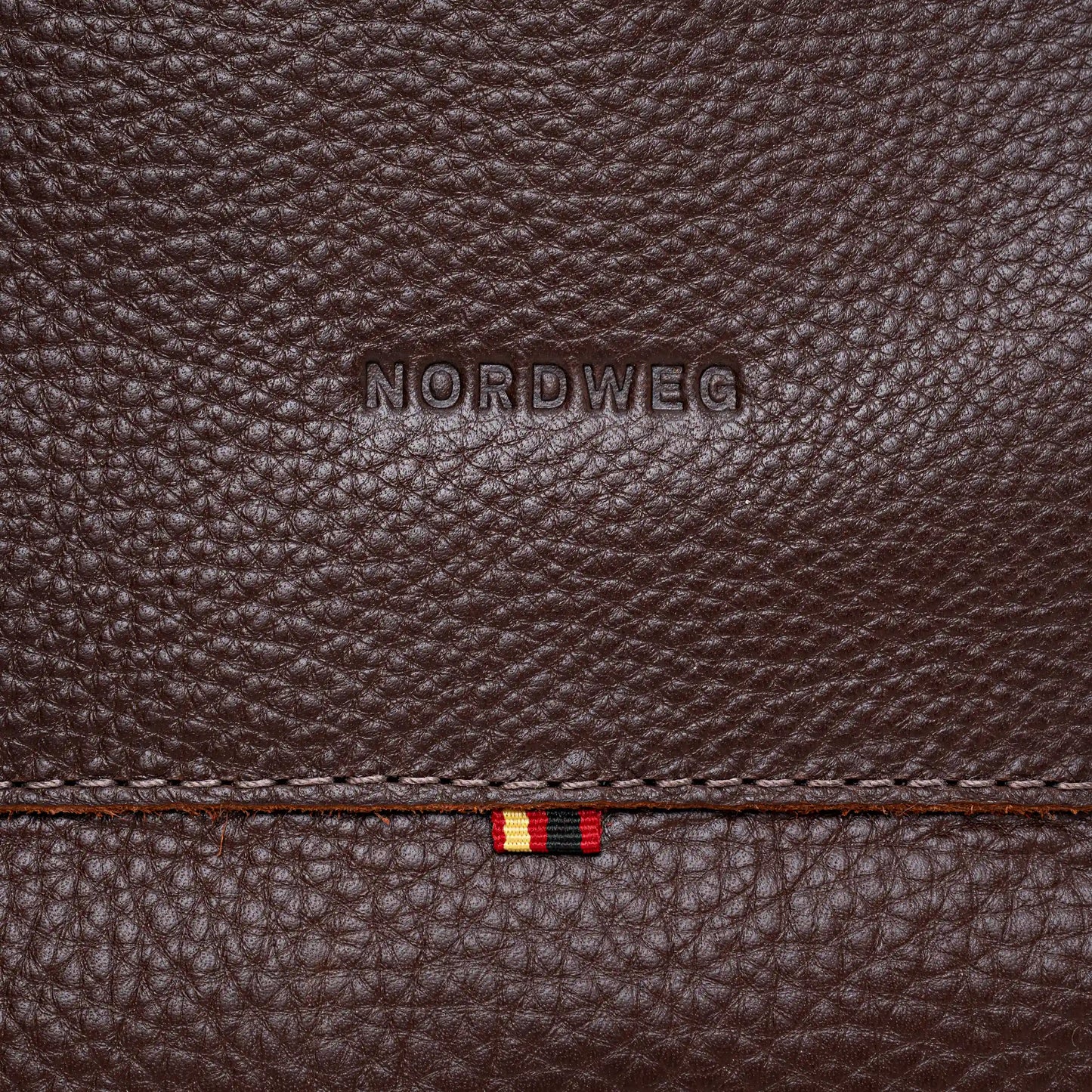 Logo Nordweg em relevo no couro Floater full grain anilina – Mochila Legacy Espresso