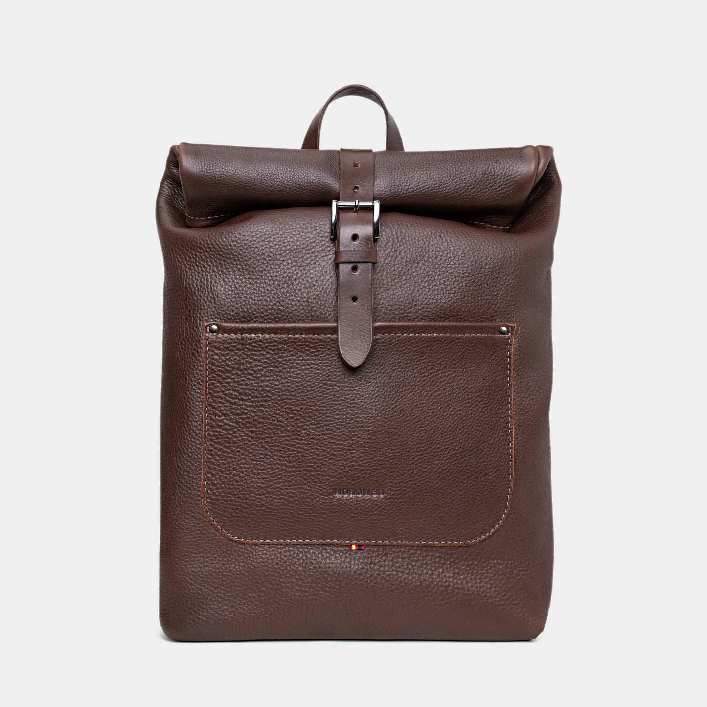 Mochila de couro Legacy Nordweg Espresso – vista frontal com roll-top e fivela em metal