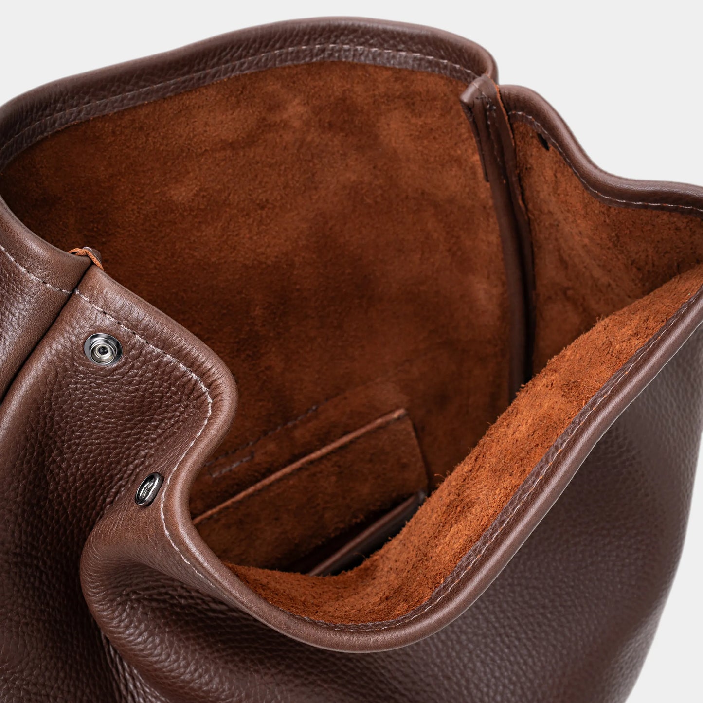 Interior no avesso do couro Floater full grain da Mochila Legacy Nordweg Espresso