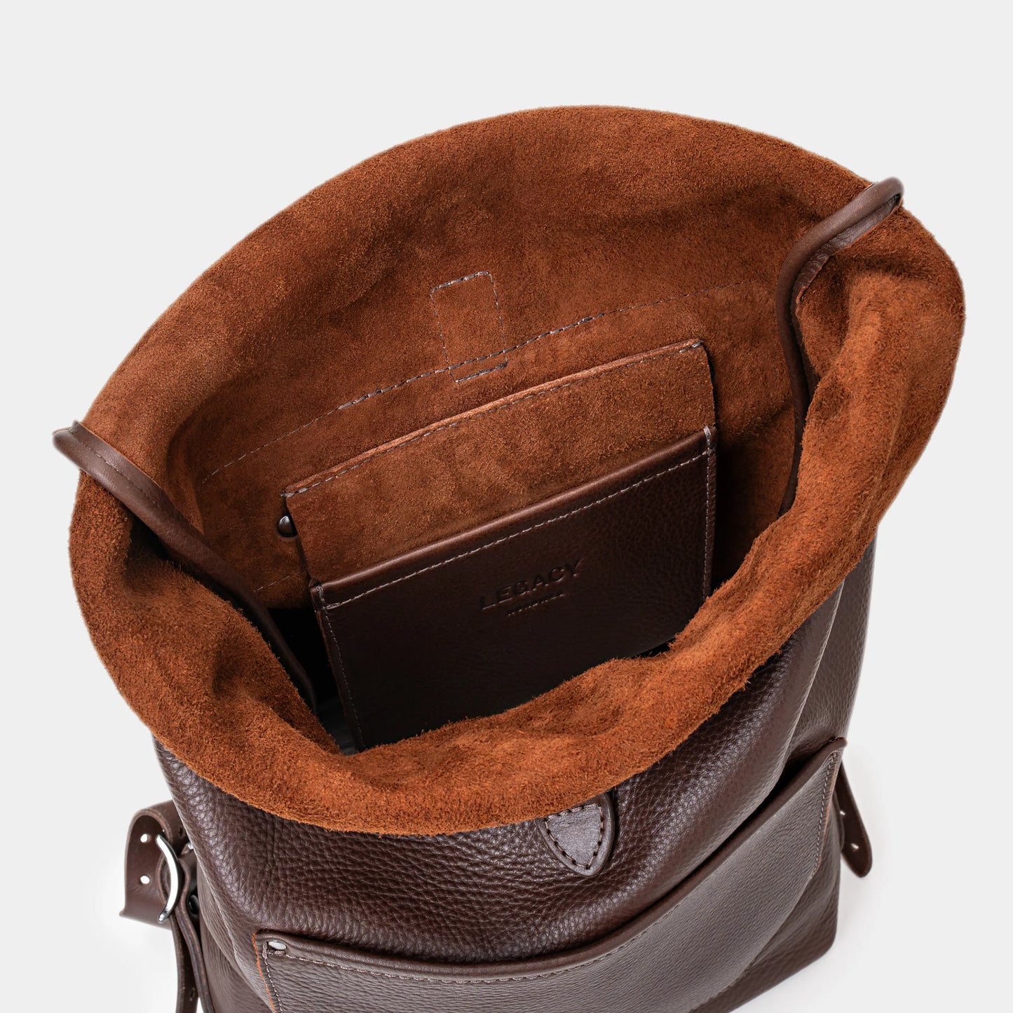 Vista interna da Mochila Legacy Nordweg Espresso com bolso em couro e forro no avesso do próprio couro